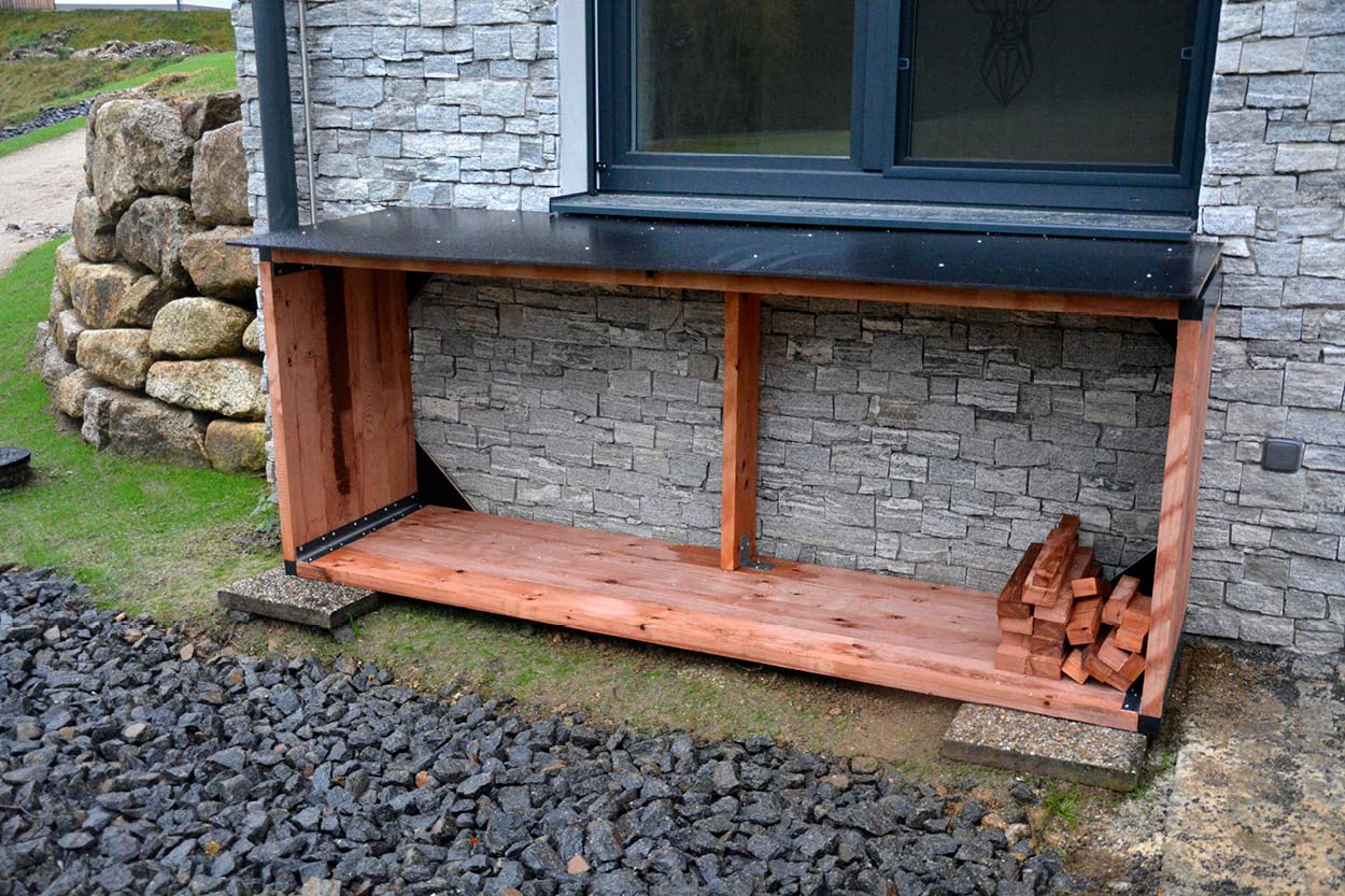 Dřevník na míru vyrobený přesně pod parapet